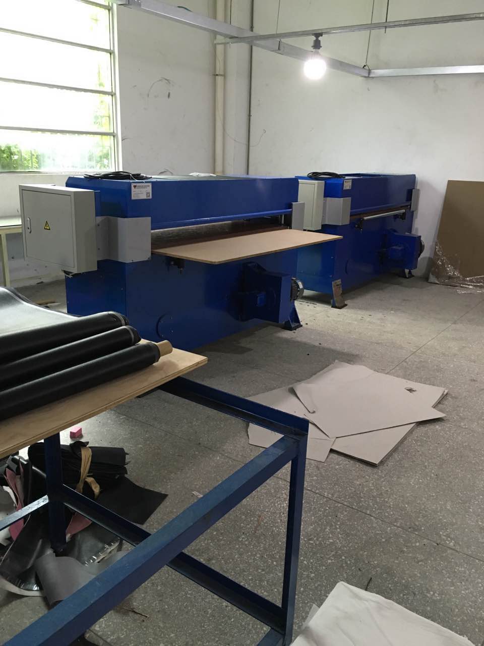 Fabric cutting machine