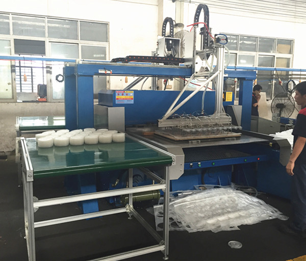 auto mechanical picking arm cutting press for plastic blister pa