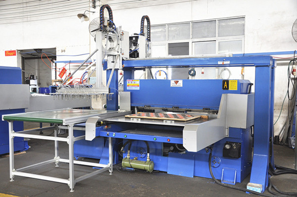 hydraulic die cutting machine with auto mechanical picking arm