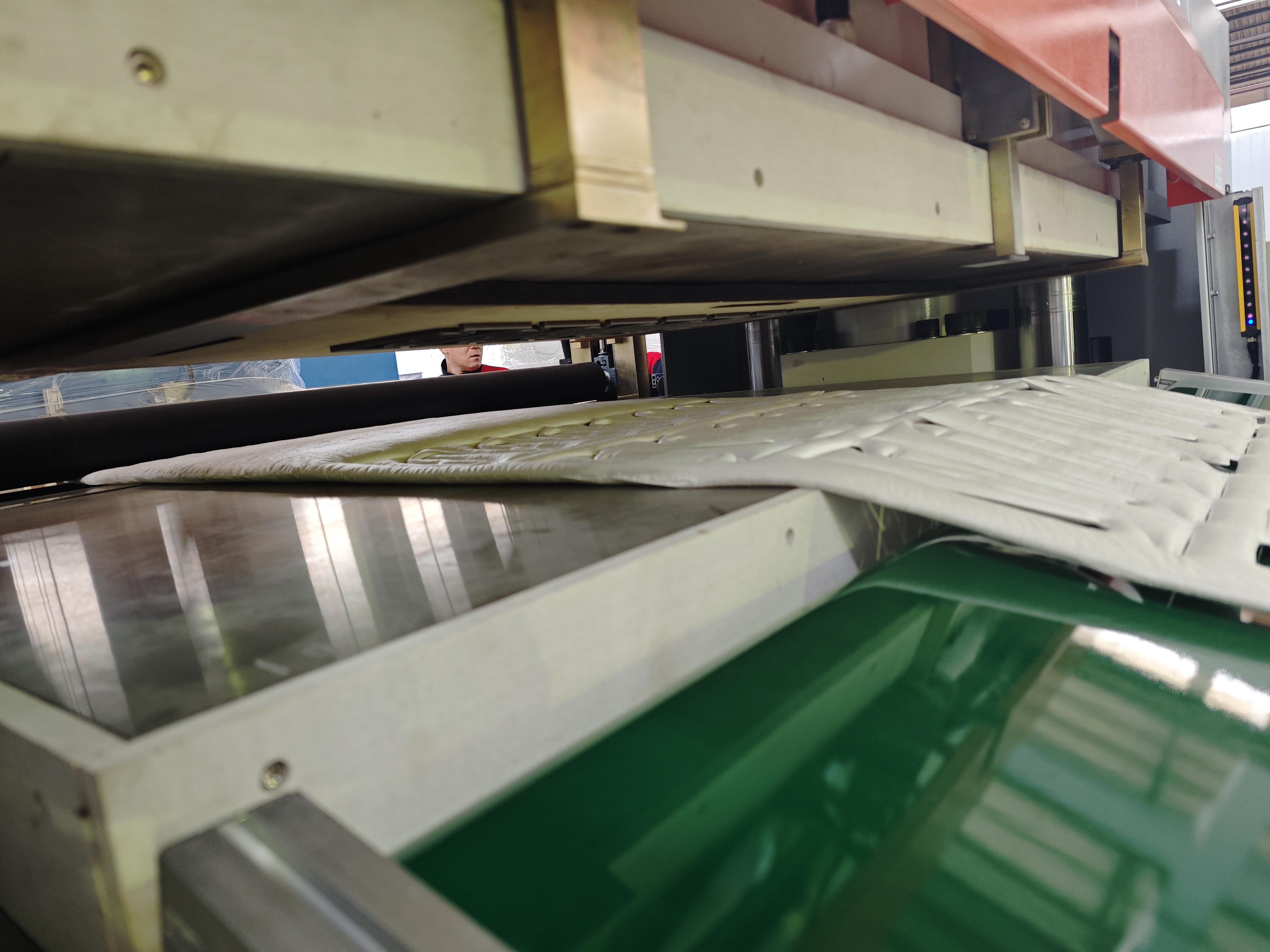 Full auto heat seal die cutting machine for thinsulate insulation