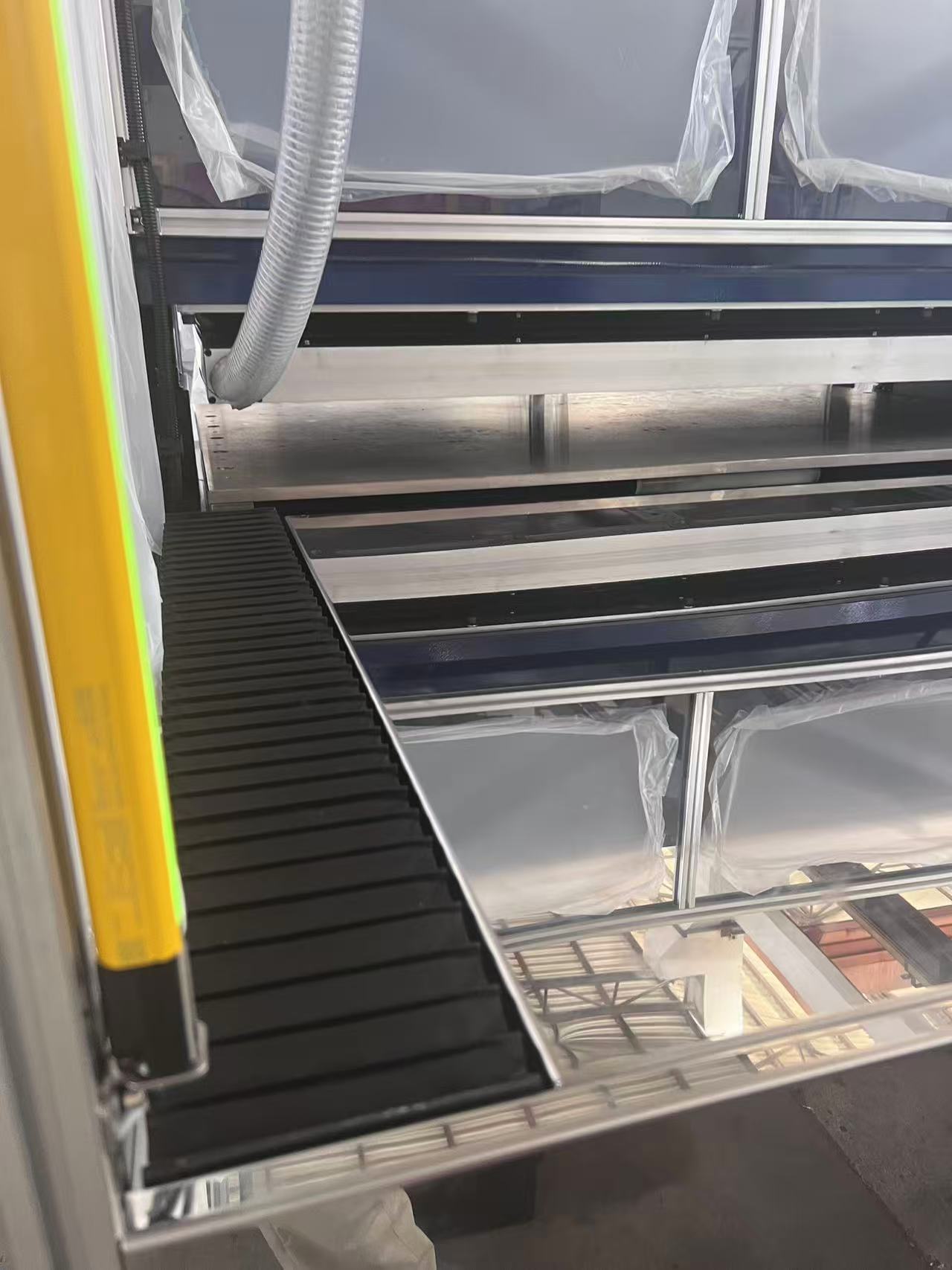 Cleanroom die cutting machine,  With Wasting Powder Sucking (3)
