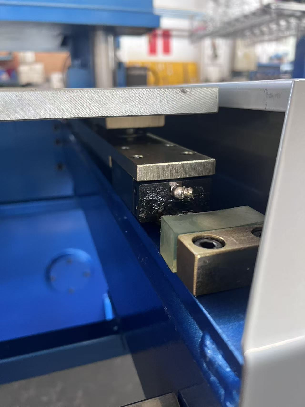 How is Honggang Cutting machine New Sliding Table