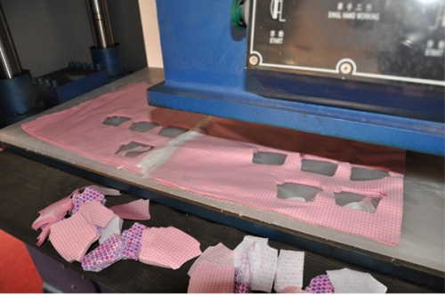 Travelling head fabric cutting machine for soft toys 