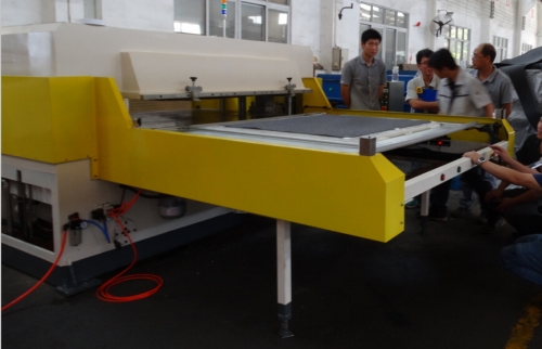 1900x1500mm 100 Tons Super Area Cutting Machine for Car Interior