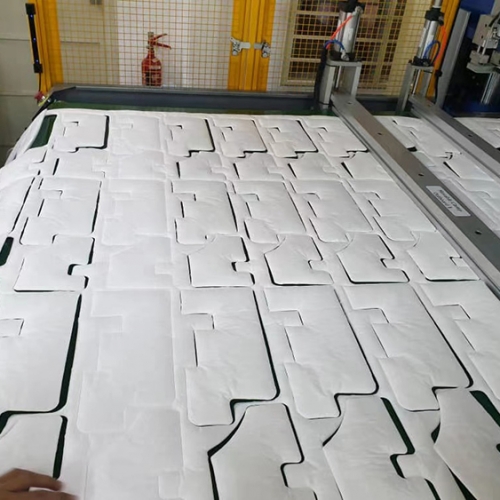 Automatic heating cutting machine for automotive interior