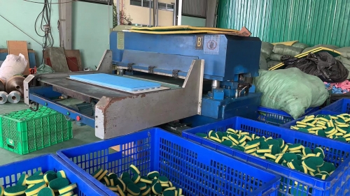 HG-B100T double-table scouring sponge cutting machine