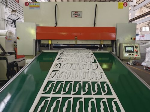 Full auto heat seal die cutting machine for thinsulate insulation