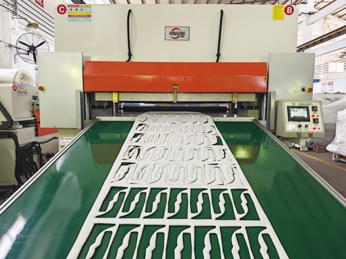 Automatic Heat sealed diecut/converting machine for 3M thinsulate insulation material